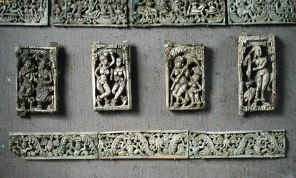 Vier Tafeln mit weiblichen Figuren und zwei dekorative Bänder, aus Begram